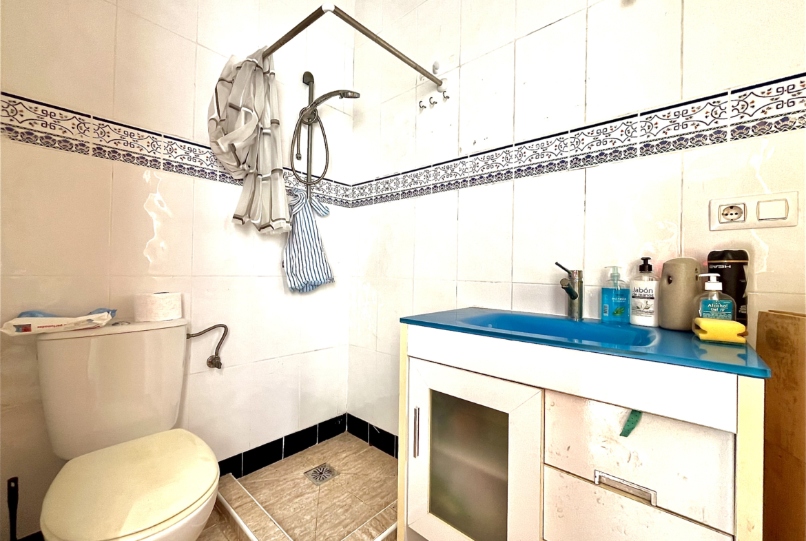 Spacious bathroom with contemporary fixtures in semi-detached property by Levante Properties.