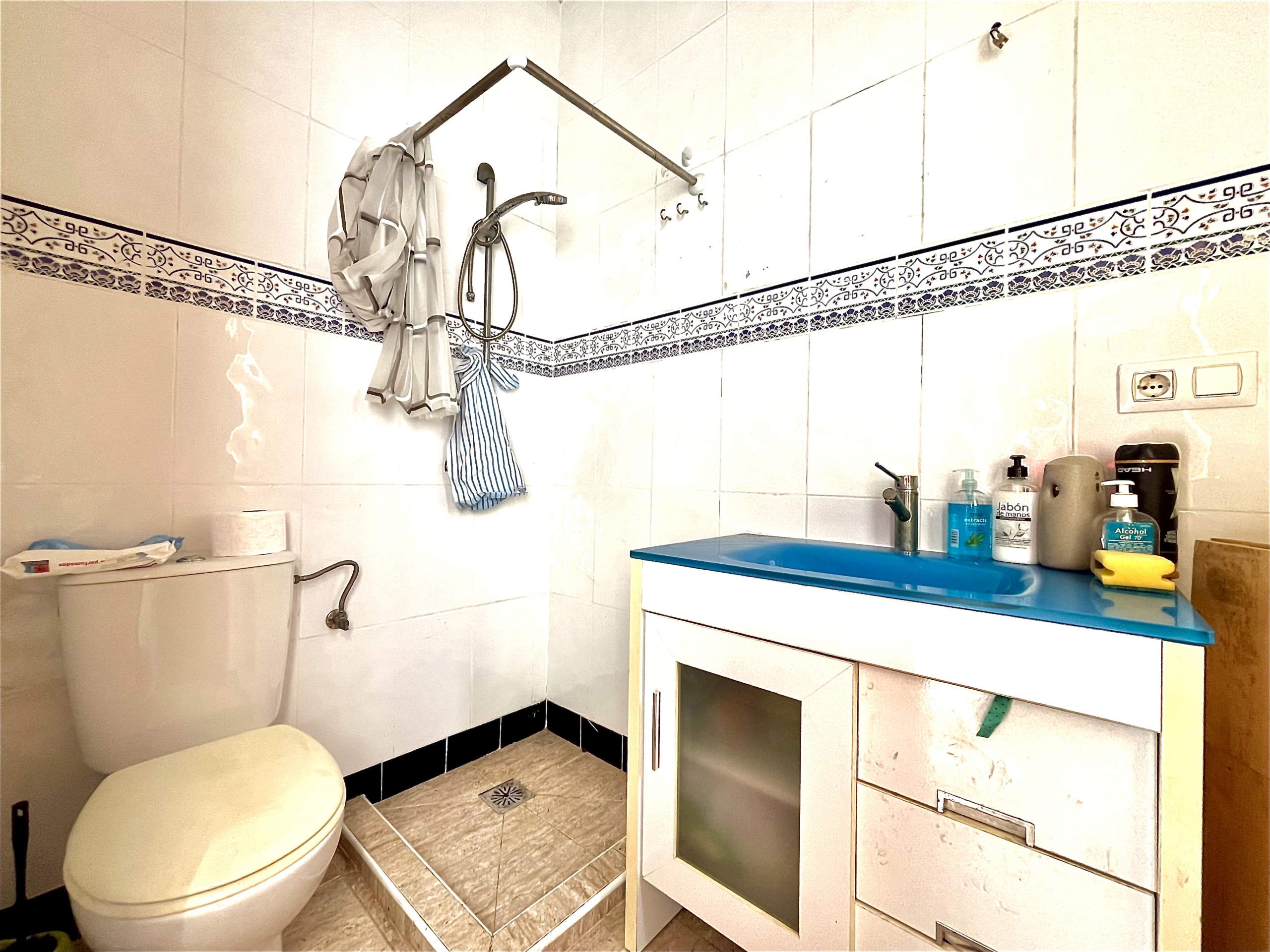 Spacious bathroom with contemporary fixtures in semi-detached property by Levante Properties.
