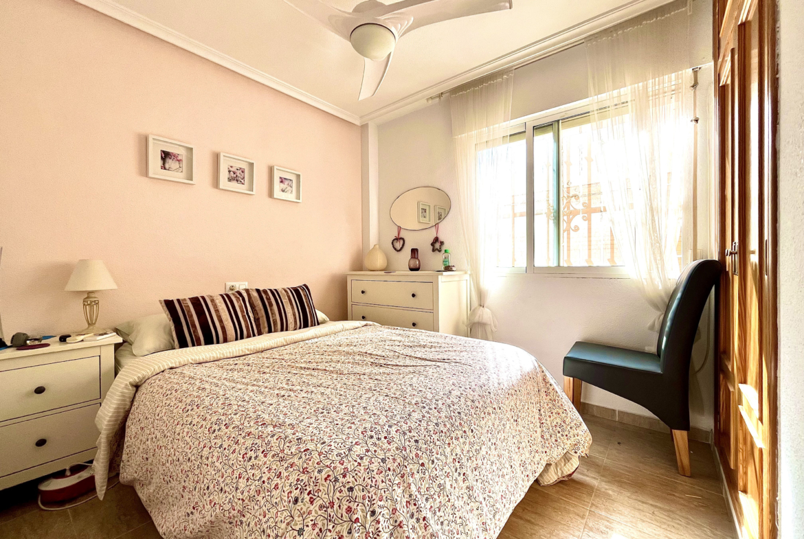 Bright double bedroom with air conditioning in Los Alcázares house by Levante Properties.