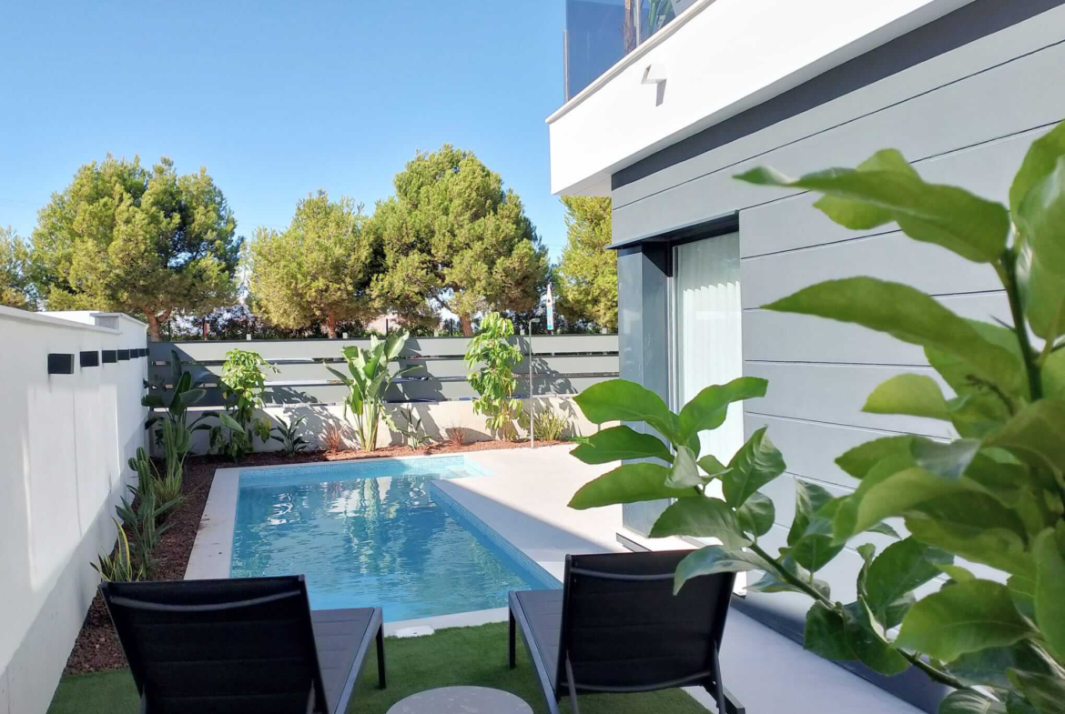 Private swimming pool at Tindra Villas in Roda Golf by Levante Properties