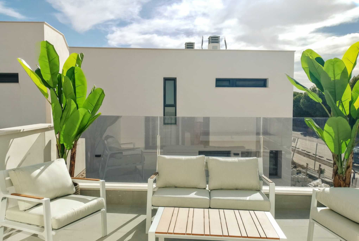 Modern roof terrace at Tindra Villas in Roda Golf by Levante Properties