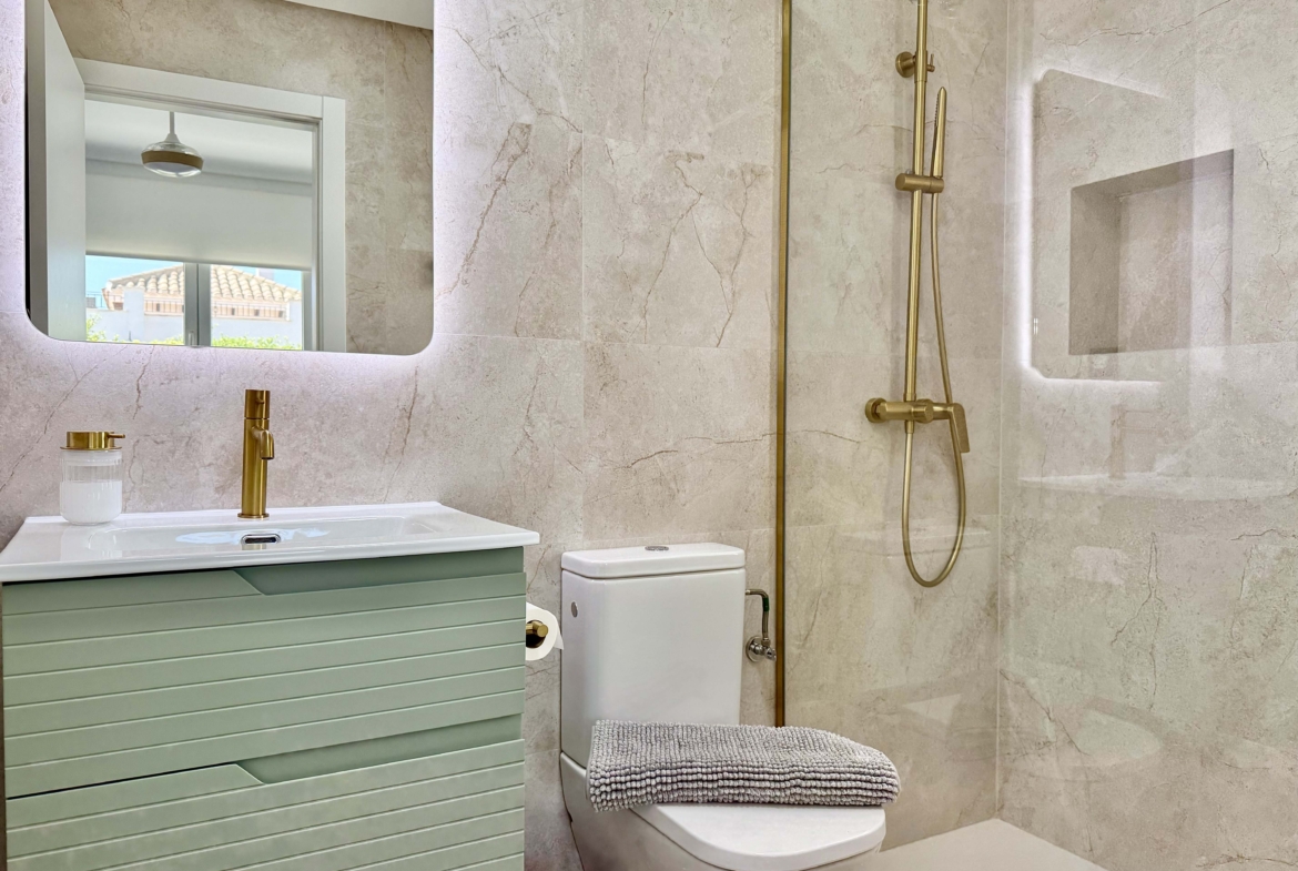 En-suite bathroom with contemporary design in the Rondella villa at Mar Menor Golf Resort.