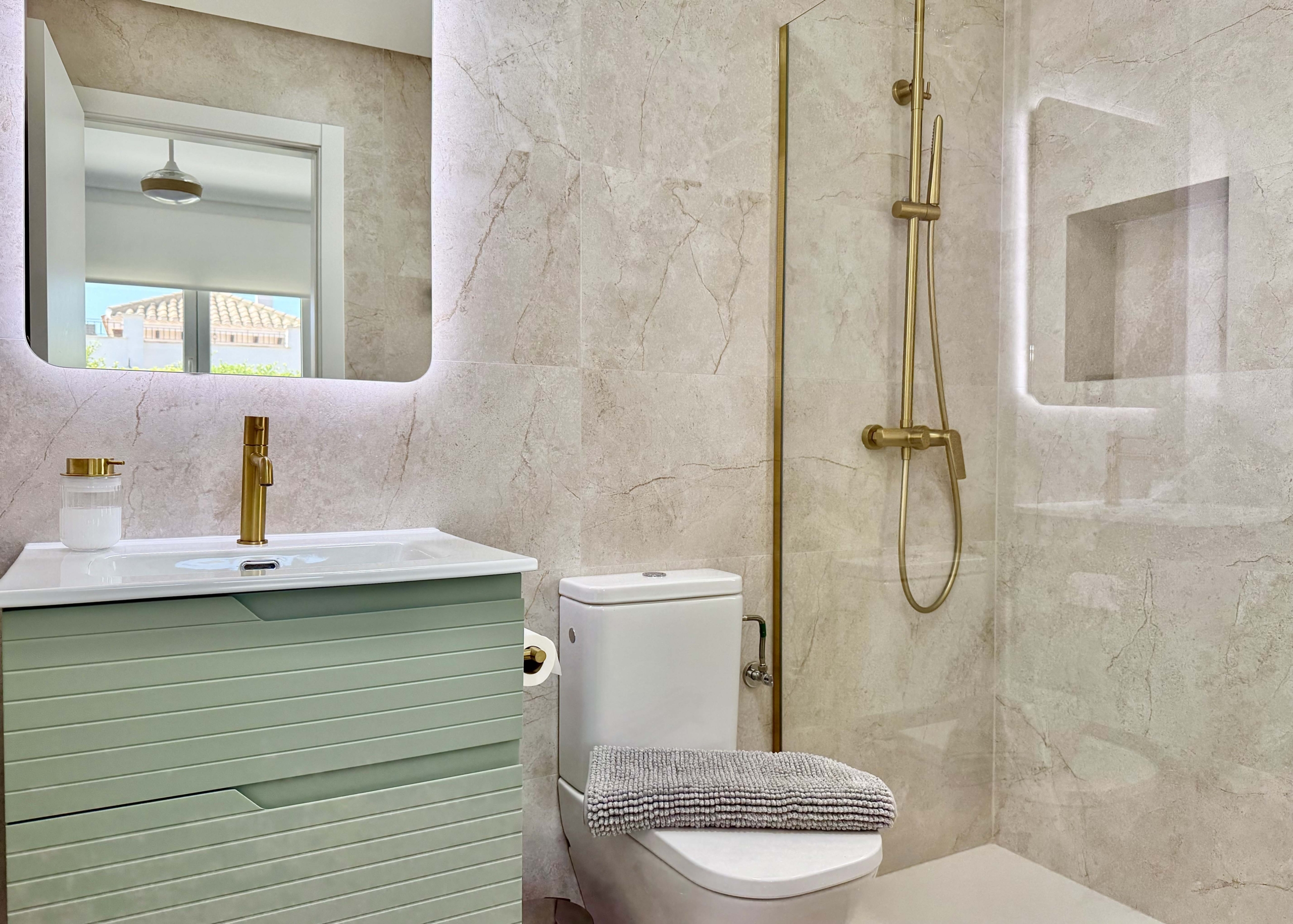 En-suite bathroom with contemporary design in the Rondella villa at Mar Menor Golf Resort.