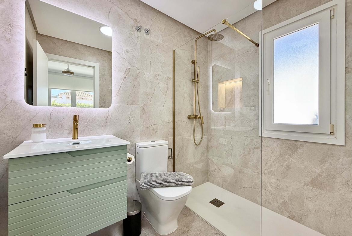 En-suite bathroom with contemporary design in the Rondella villa at Mar Menor Golf Resort.