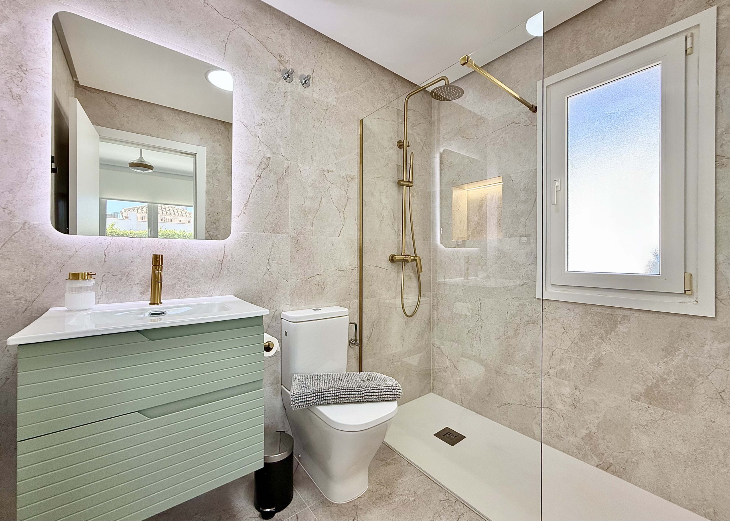 En-suite bathroom with contemporary design in the Rondella villa at Mar Menor Golf Resort.