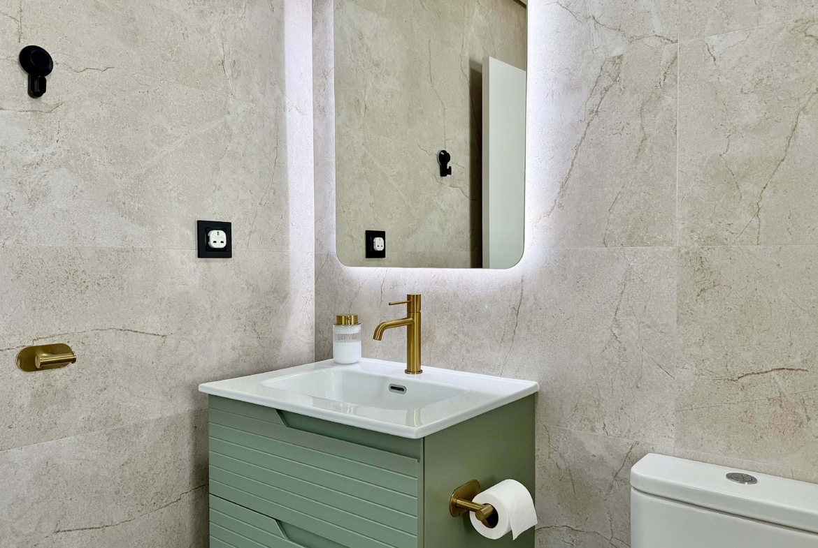 En-suite bathroom with contemporary design in the Rondella villa at Mar Menor Golf Resort.