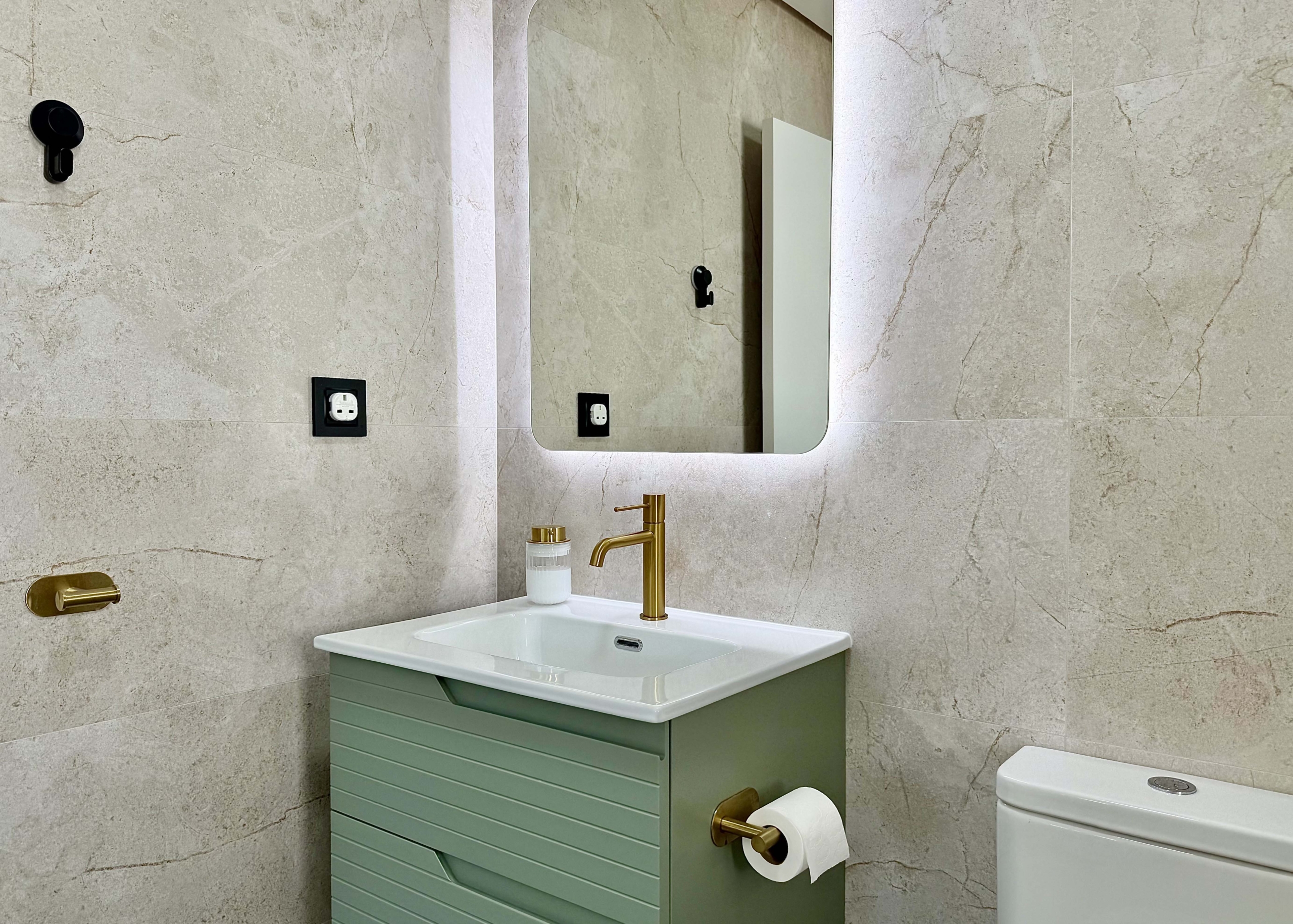 En-suite bathroom with contemporary design in the Rondella villa at Mar Menor Golf Resort.