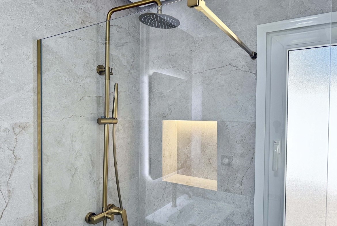 Modern main bathroom with sleek fittings in the Rondella villa at Mar Menor Golf Resort.