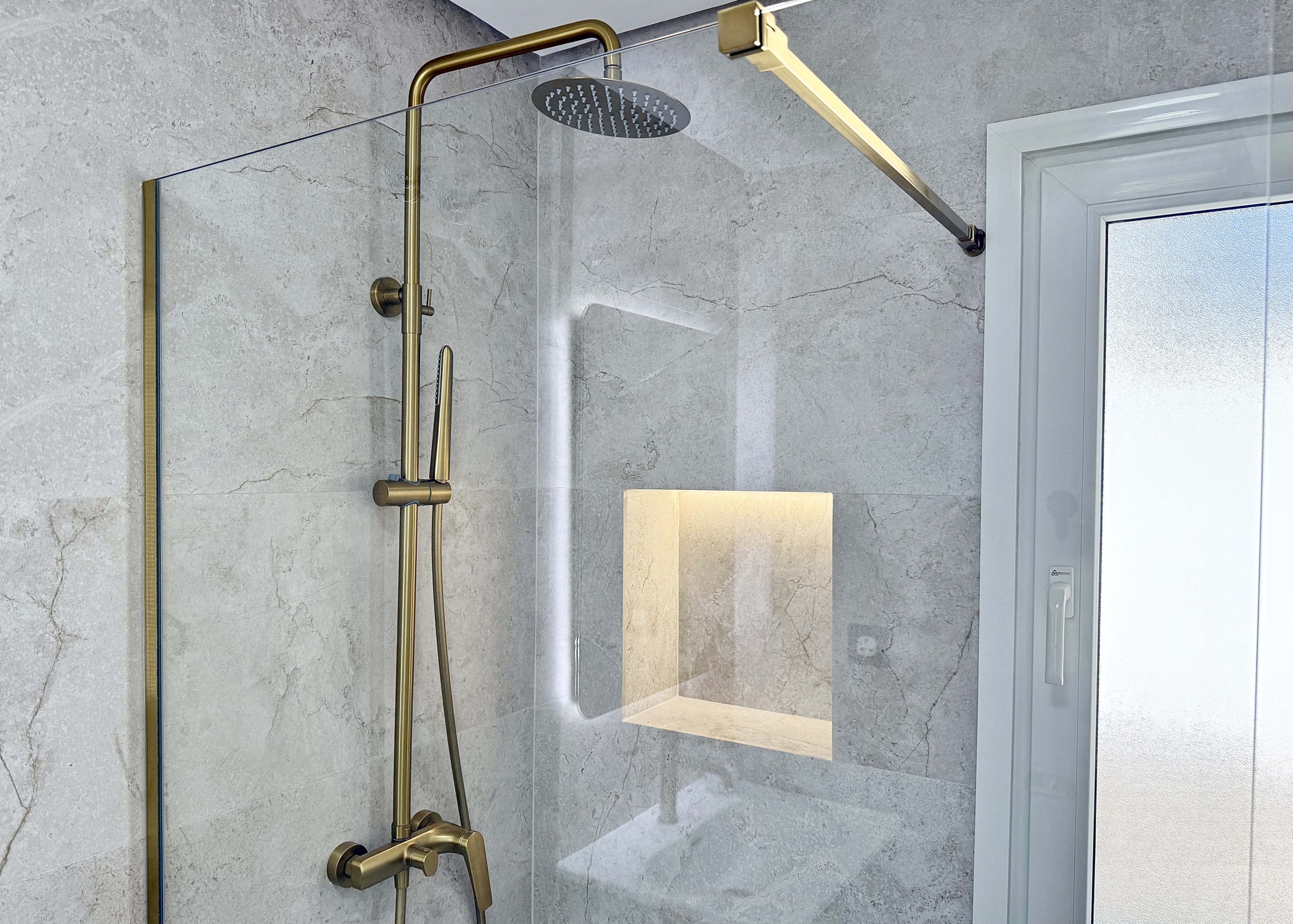 Modern main bathroom with sleek fittings in the Rondella villa at Mar Menor Golf Resort.