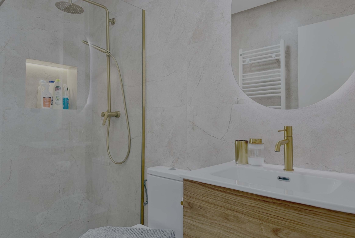 Modern main bathroom with sleek fittings in the Rondella villa at Mar Menor Golf Resort.