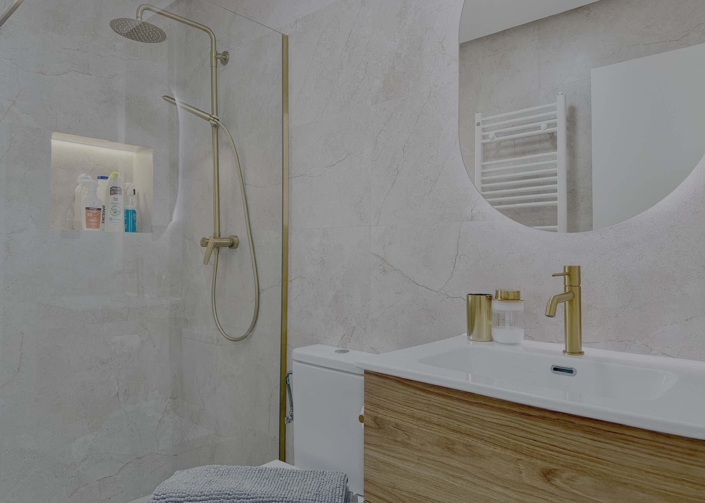 Modern main bathroom with sleek fittings in the Rondella villa at Mar Menor Golf Resort.