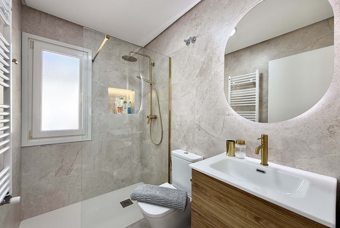Modern main bathroom with sleek fittings in the Rondella villa at Mar Menor Golf Resort.