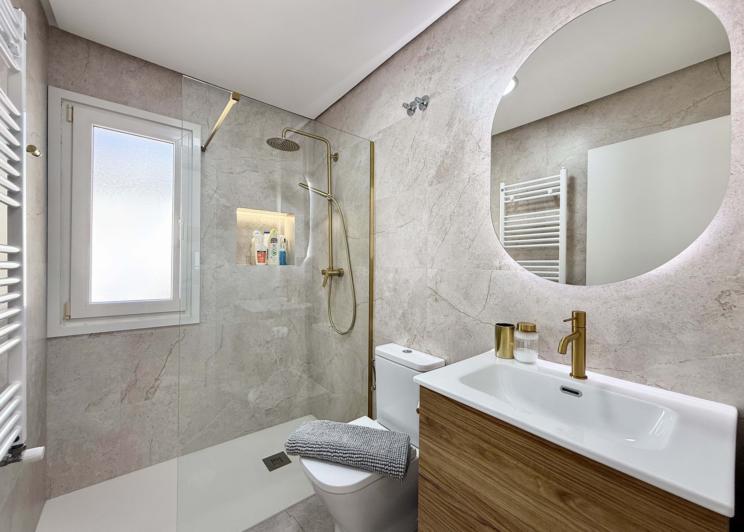 Modern main bathroom with sleek fittings in the Rondella villa at Mar Menor Golf Resort.