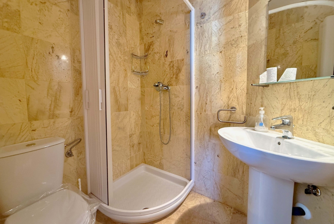 Ground-floor bathroom in 4-bedroom Mar Menor Golf Resort villa by Levante Properties