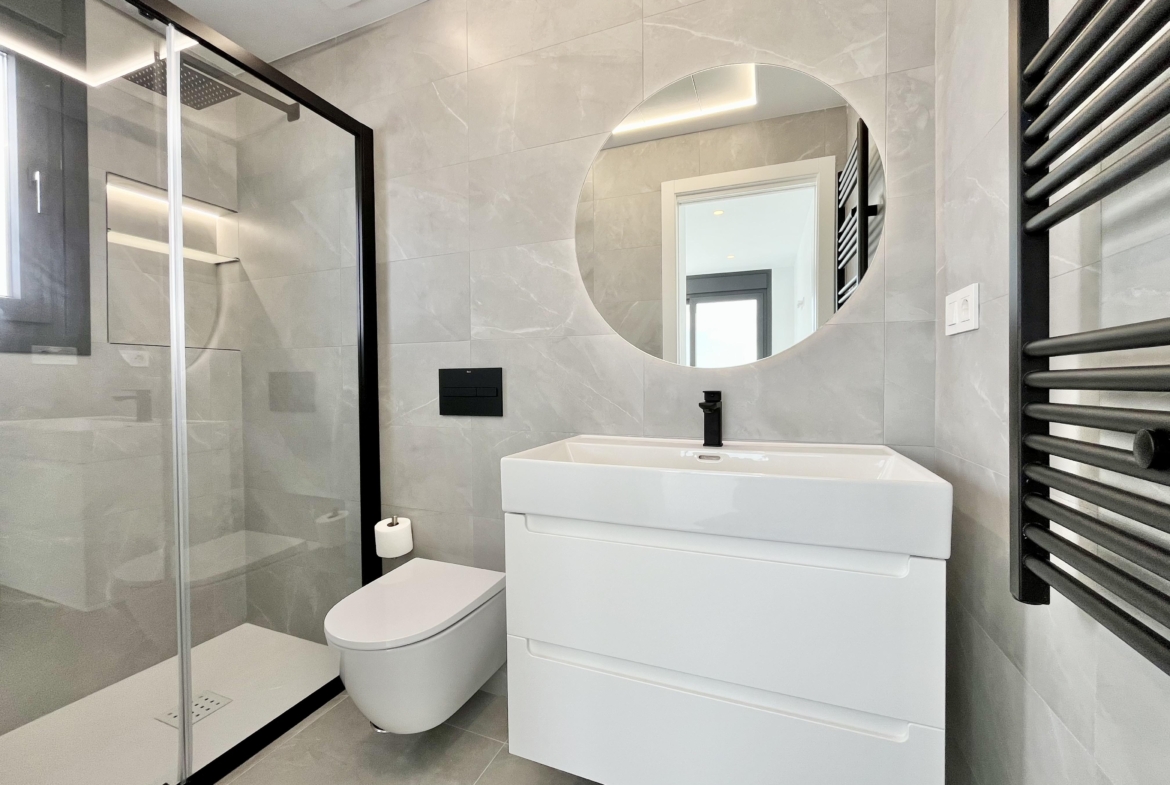 Bathroom in a luxury villa at Santa Rosalía by Levante Properties