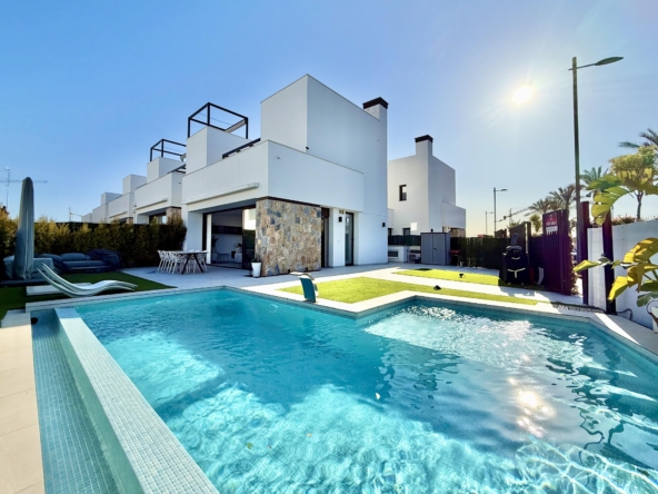 Private swimming pool and landscaped garden of Lavanda villa at Santa Rosalia by Levante Properties