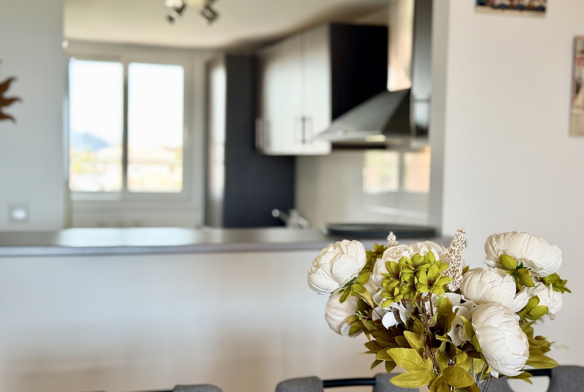 Modern open-plan kitchen in luxury penthouse Mar Menor Golf Resort Levante Properties