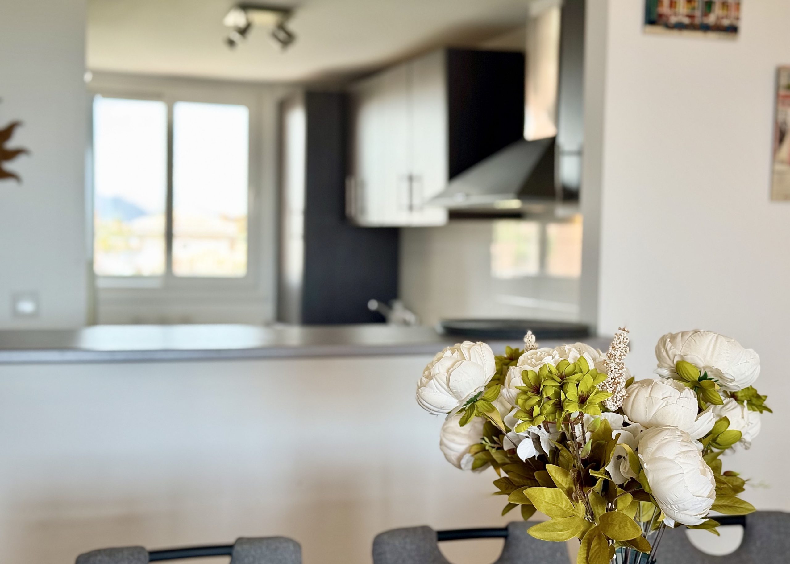 Modern open-plan kitchen in luxury penthouse Mar Menor Golf Resort Levante Properties