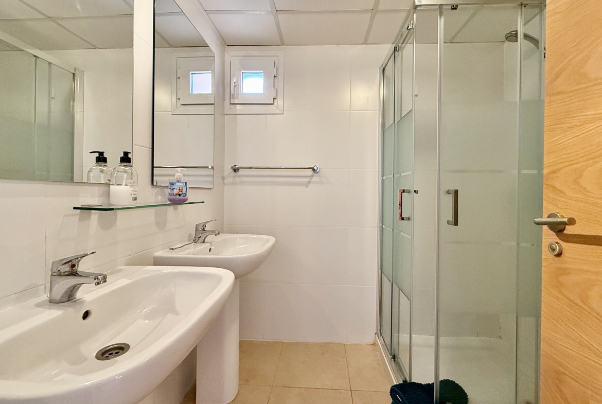 Guest bathroom with walk-in shower Mar Menor Golf Resort penthouse Levante Properties