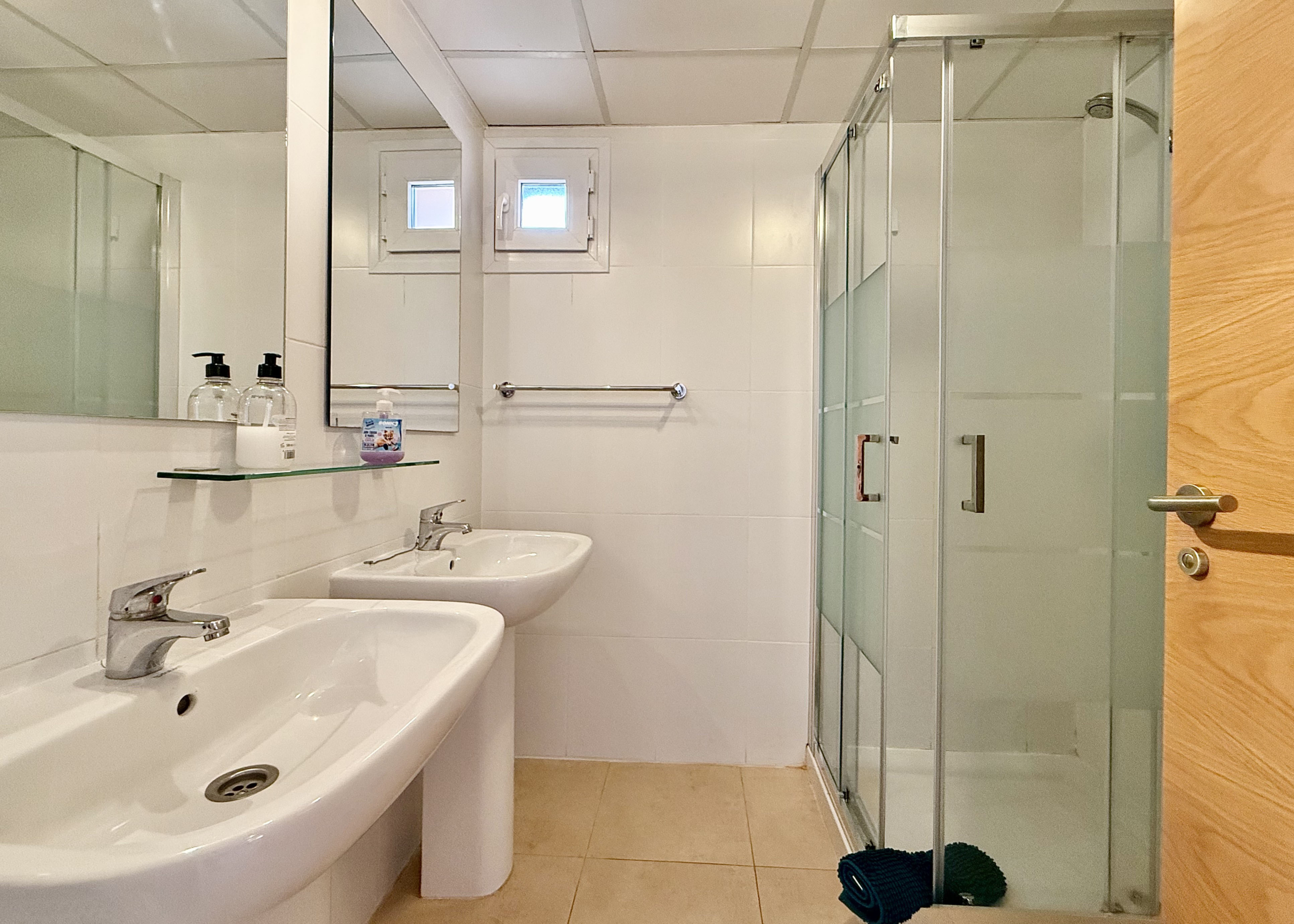 Guest bathroom with walk-in shower Mar Menor Golf Resort penthouse Levante Properties