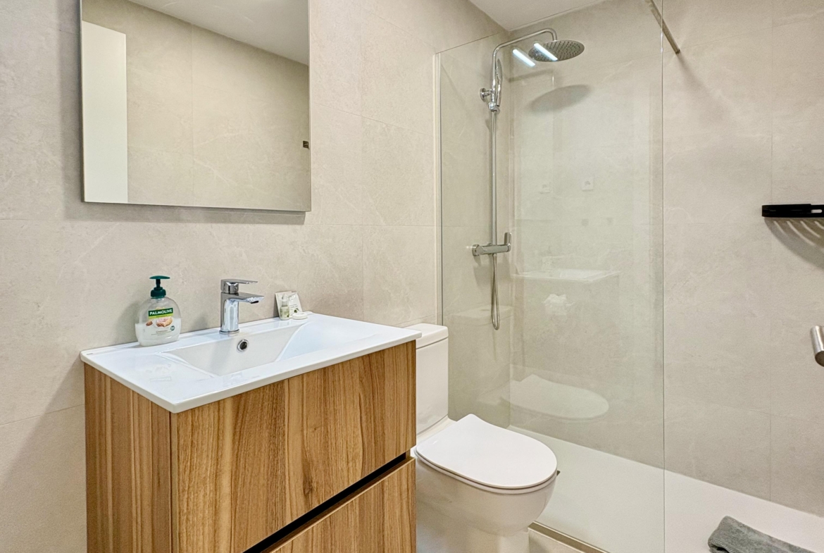 Modern bathroom in Villa Almendro at Santa Rosalía Lake & Life Resort by Levante Properties