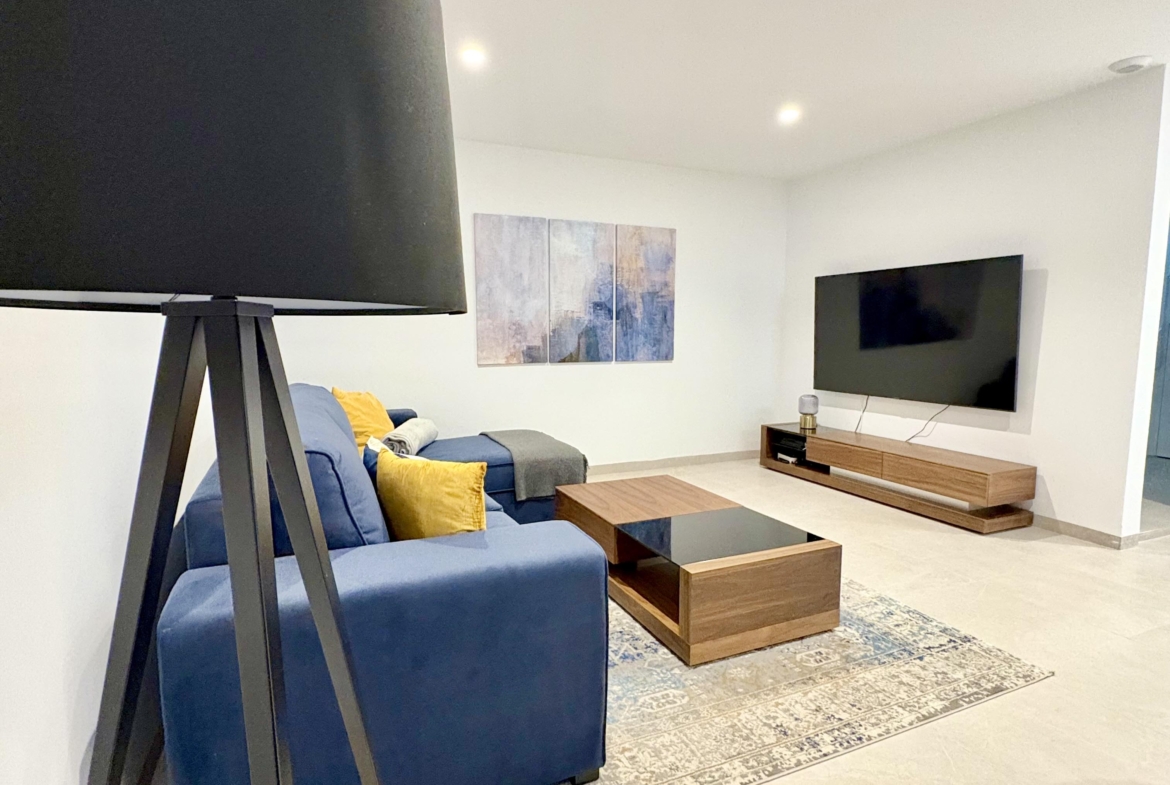 Private basement suite in Villa Almendro Santa Rosalía