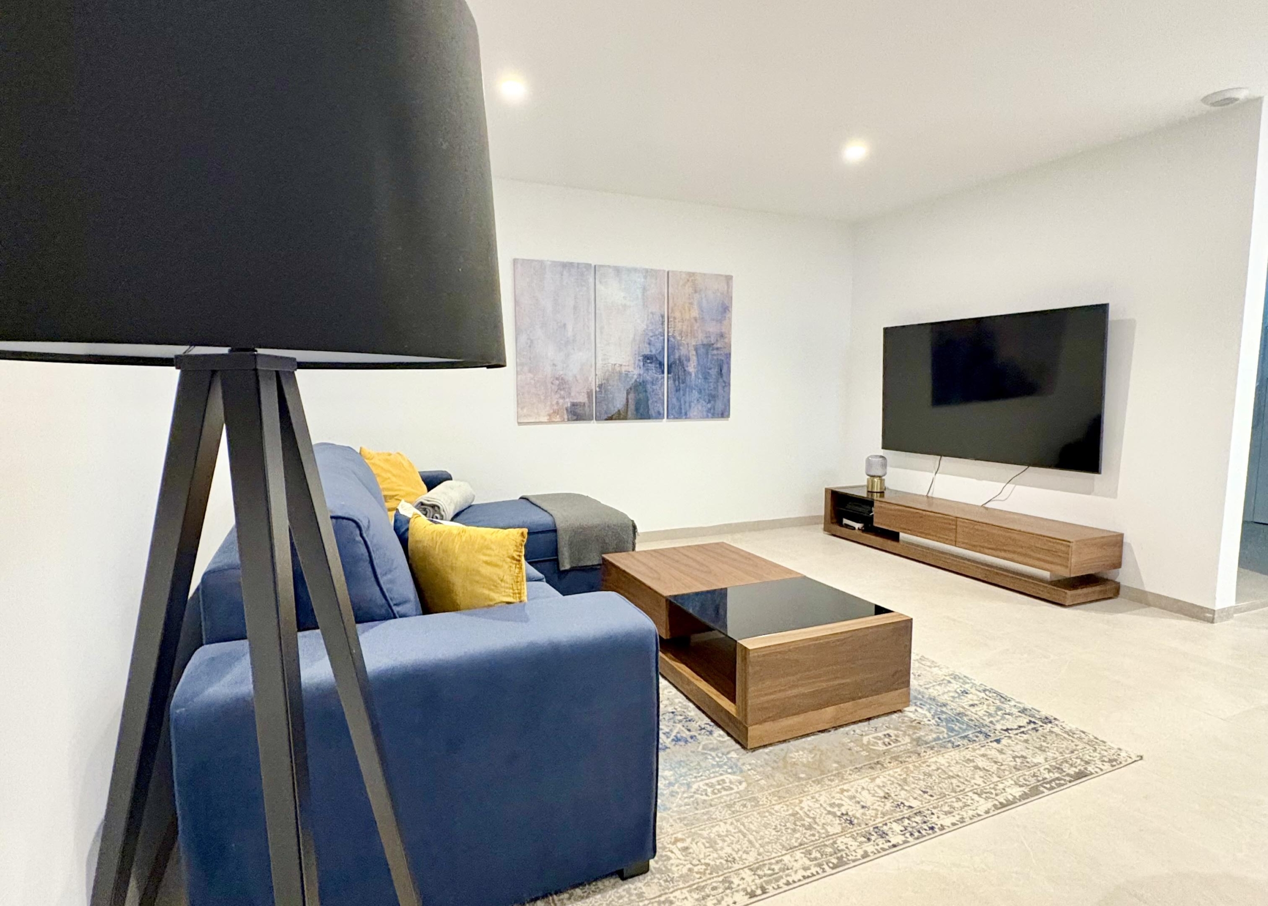 Private basement suite in Villa Almendro Santa Rosalía