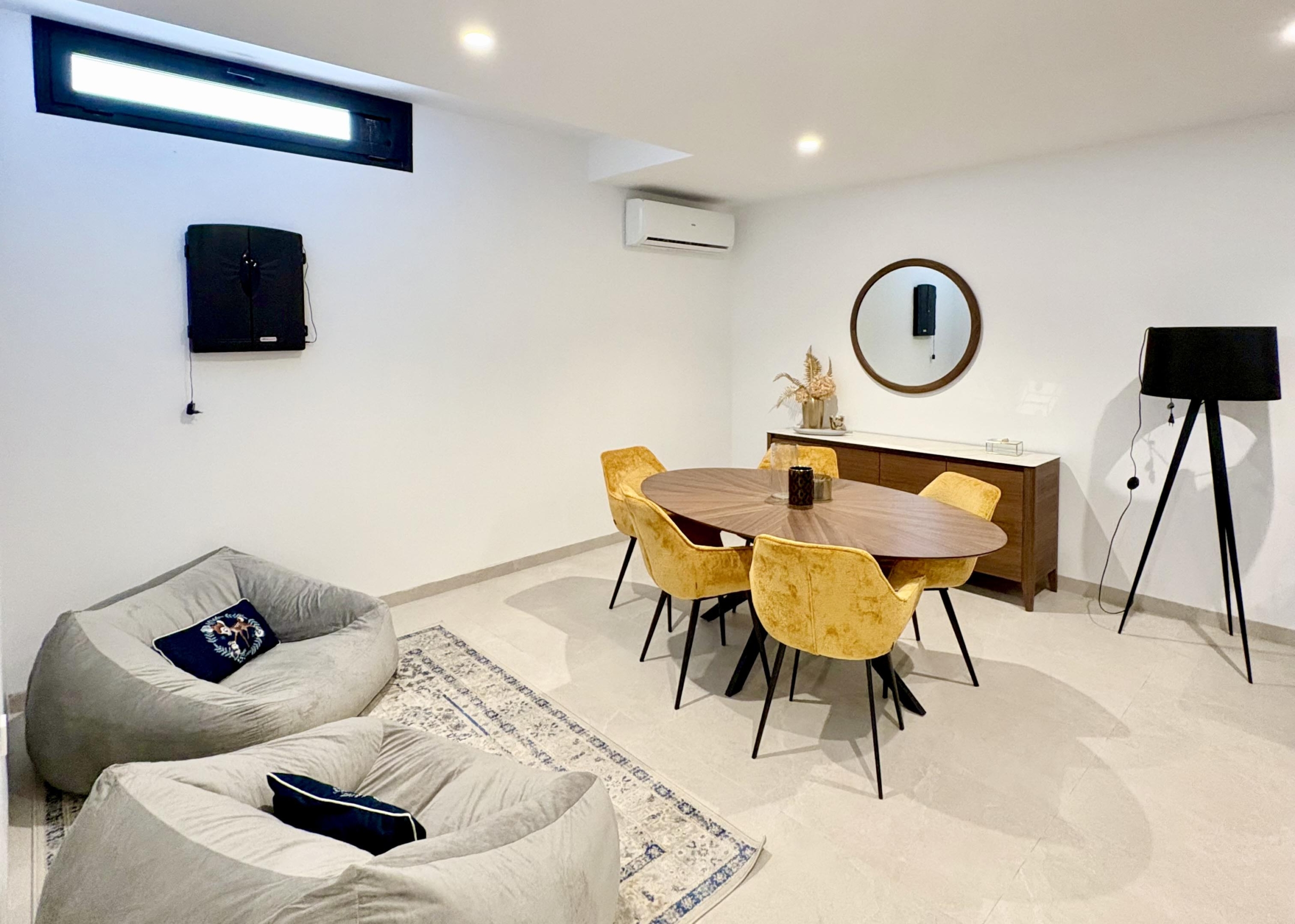 Private basement suite in Villa Almendro Santa Rosalía