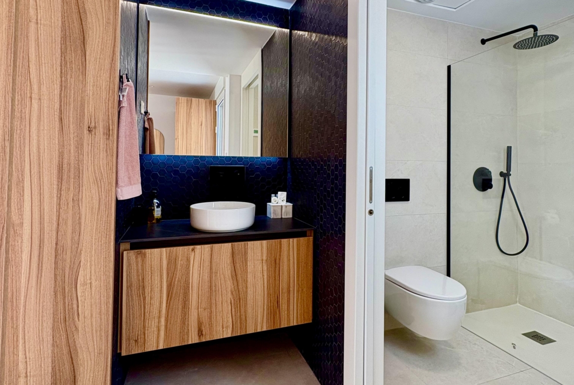 Modern bathroom in Villa Almendro at Santa Rosalía Lake & Life Resort by Levante Properties