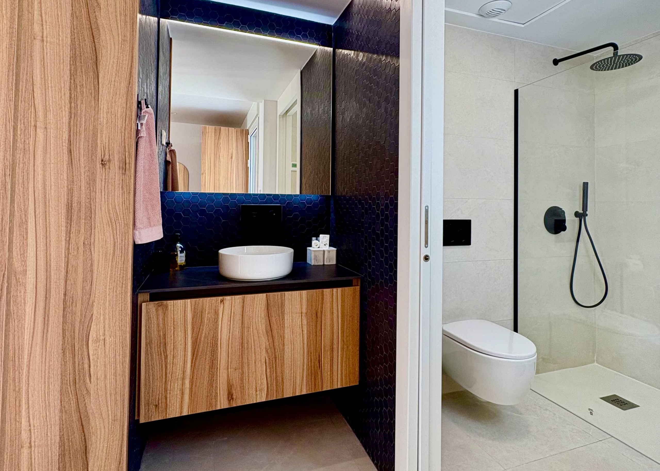 Modern bathroom in Villa Almendro at Santa Rosalía Lake & Life Resort by Levante Properties