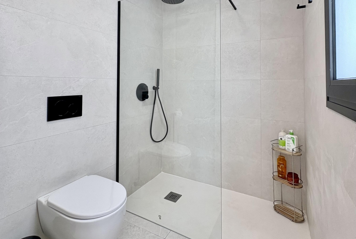 Modern bathroom in Villa Almendro at Santa Rosalía Lake & Life Resort by Levante Properties