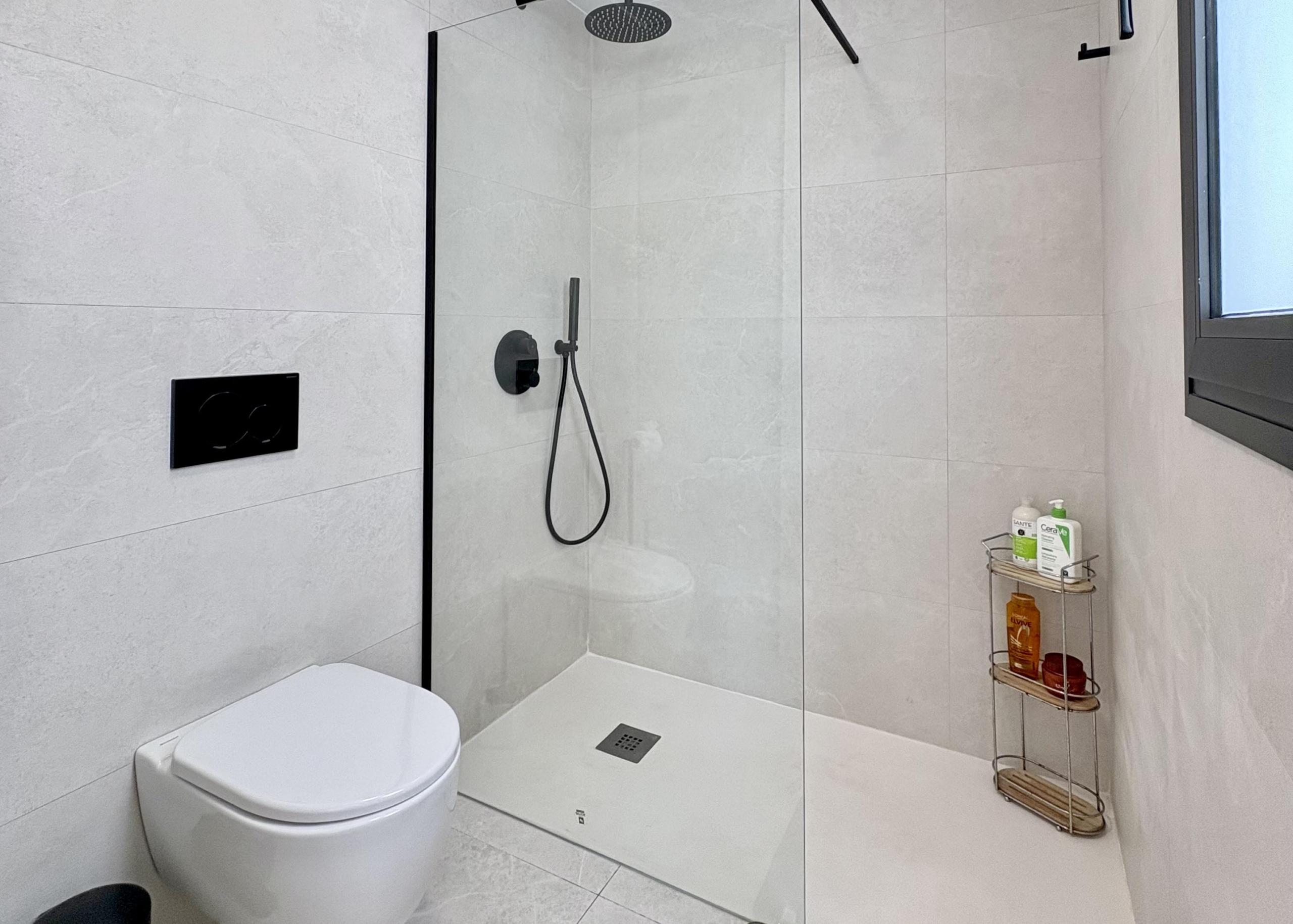 Modern bathroom in Villa Almendro at Santa Rosalía Lake & Life Resort by Levante Properties