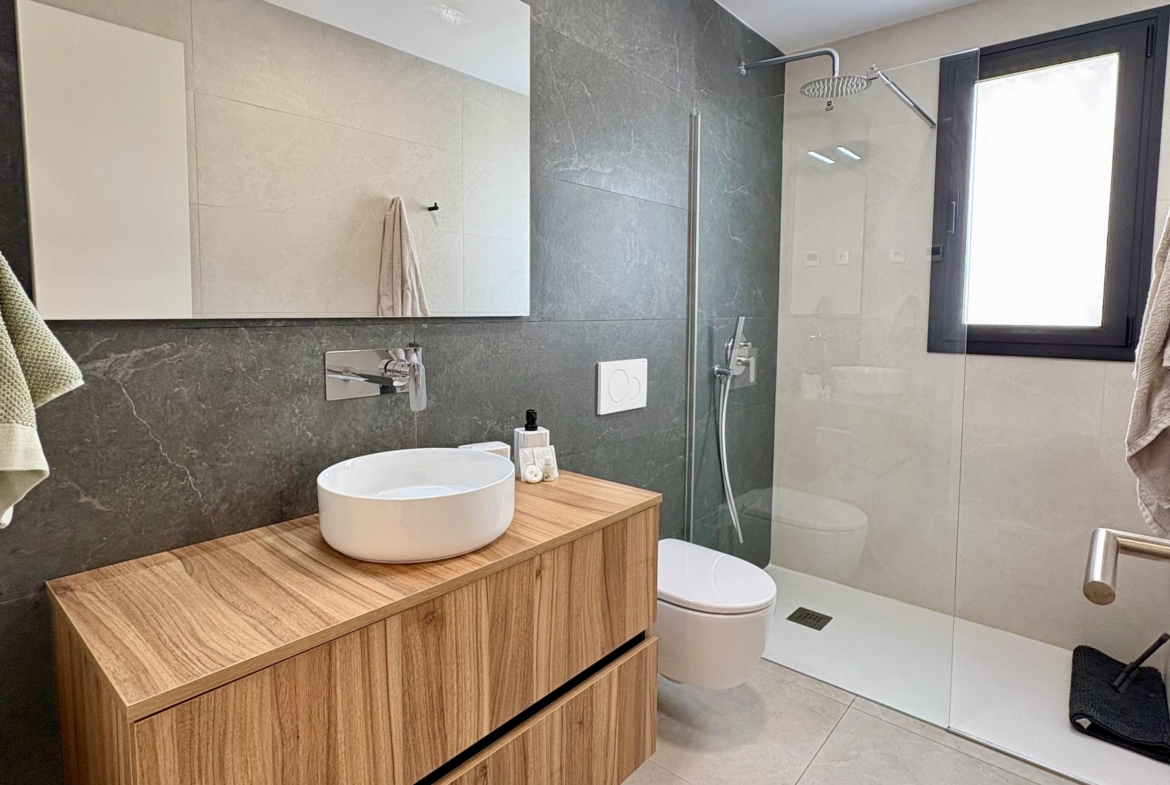 Modern bathroom in Villa Almendro at Santa Rosalía Lake & Life Resort by Levante Properties