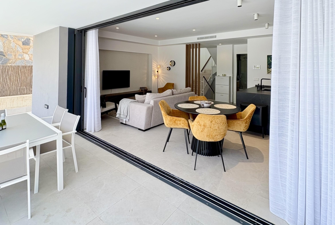 Open-plan living and dining area in Villa Almendro Santa Rosalía