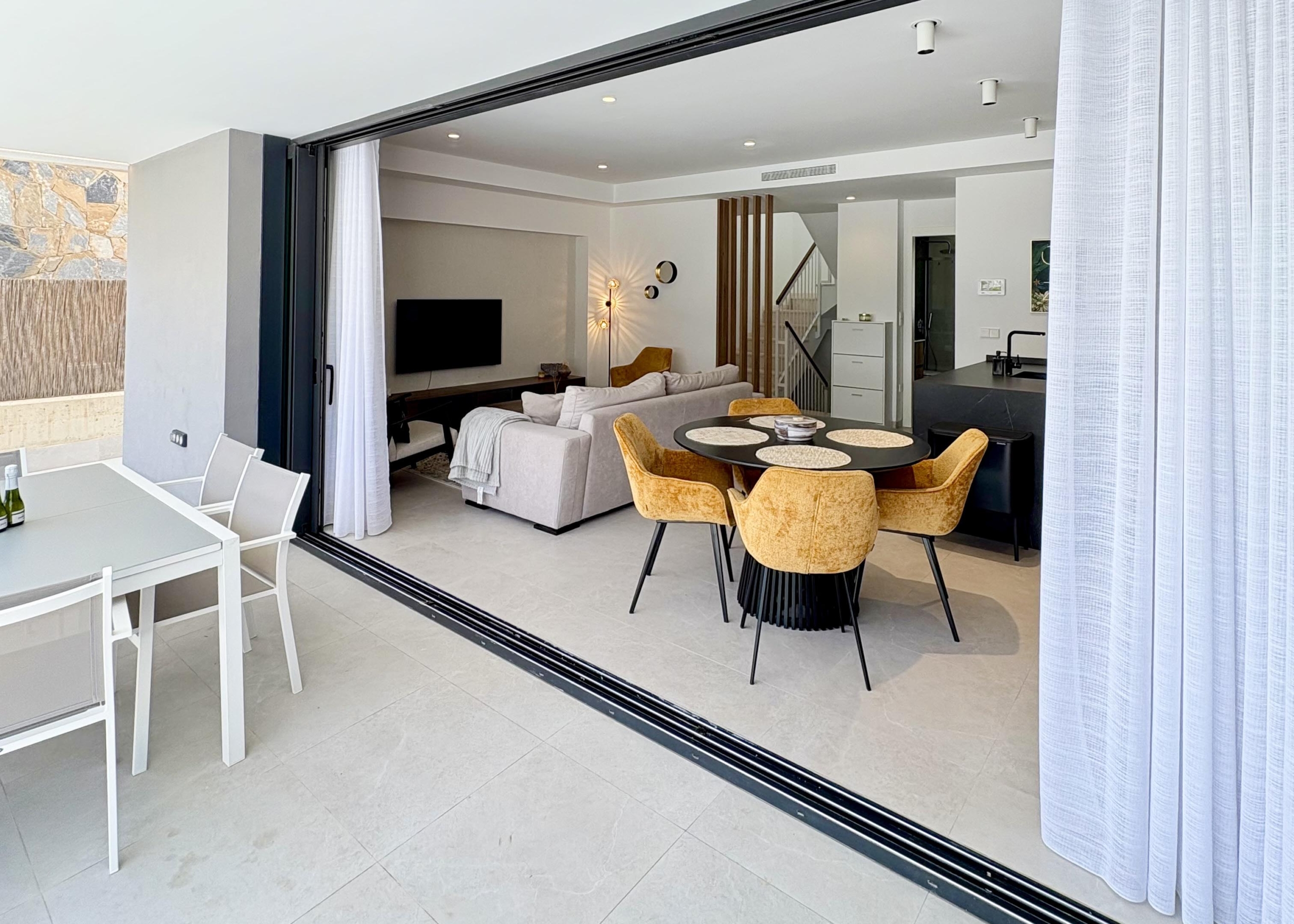 Open-plan living and dining area in Villa Almendro Santa Rosalía