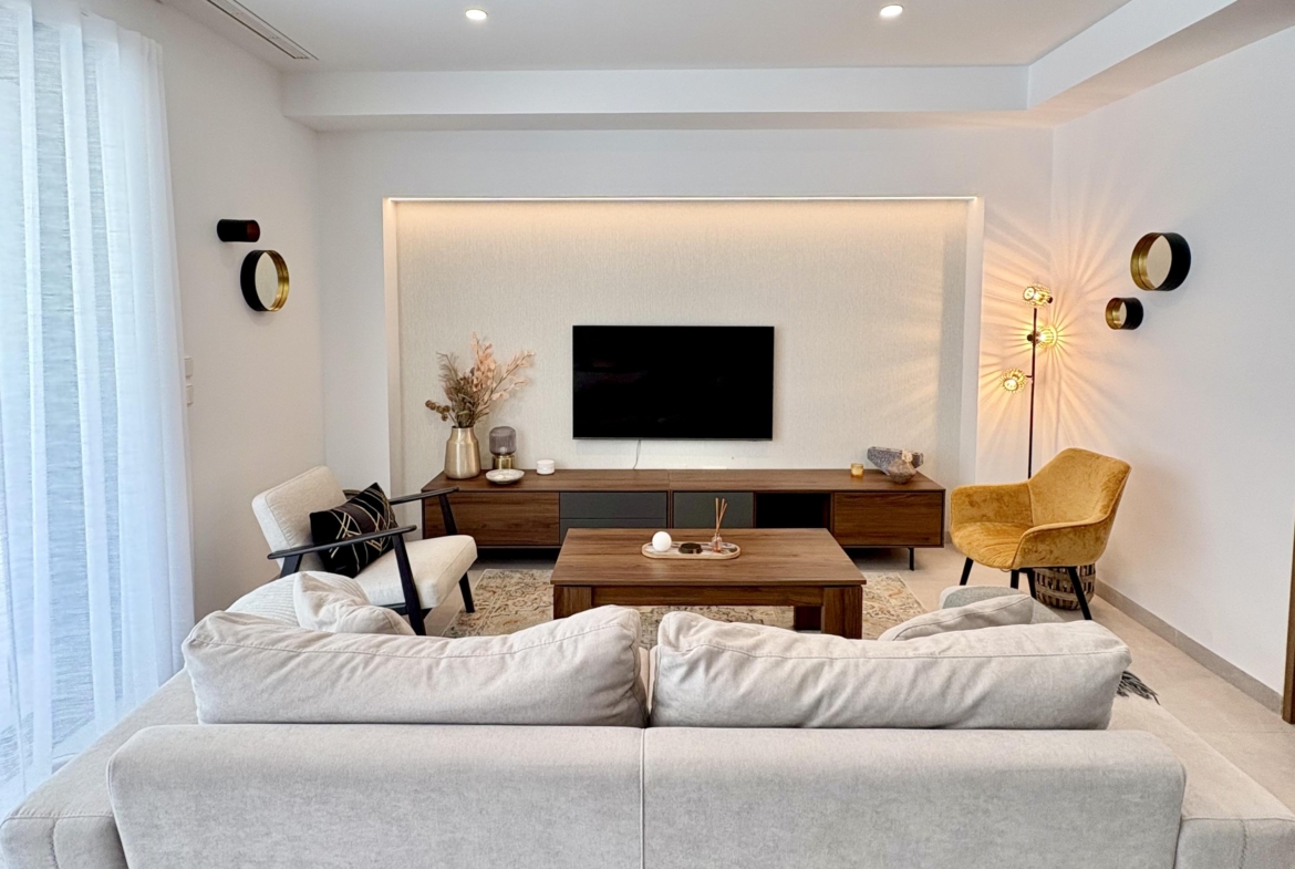 Open-plan living and dining area in Villa Almendro Santa Rosalía