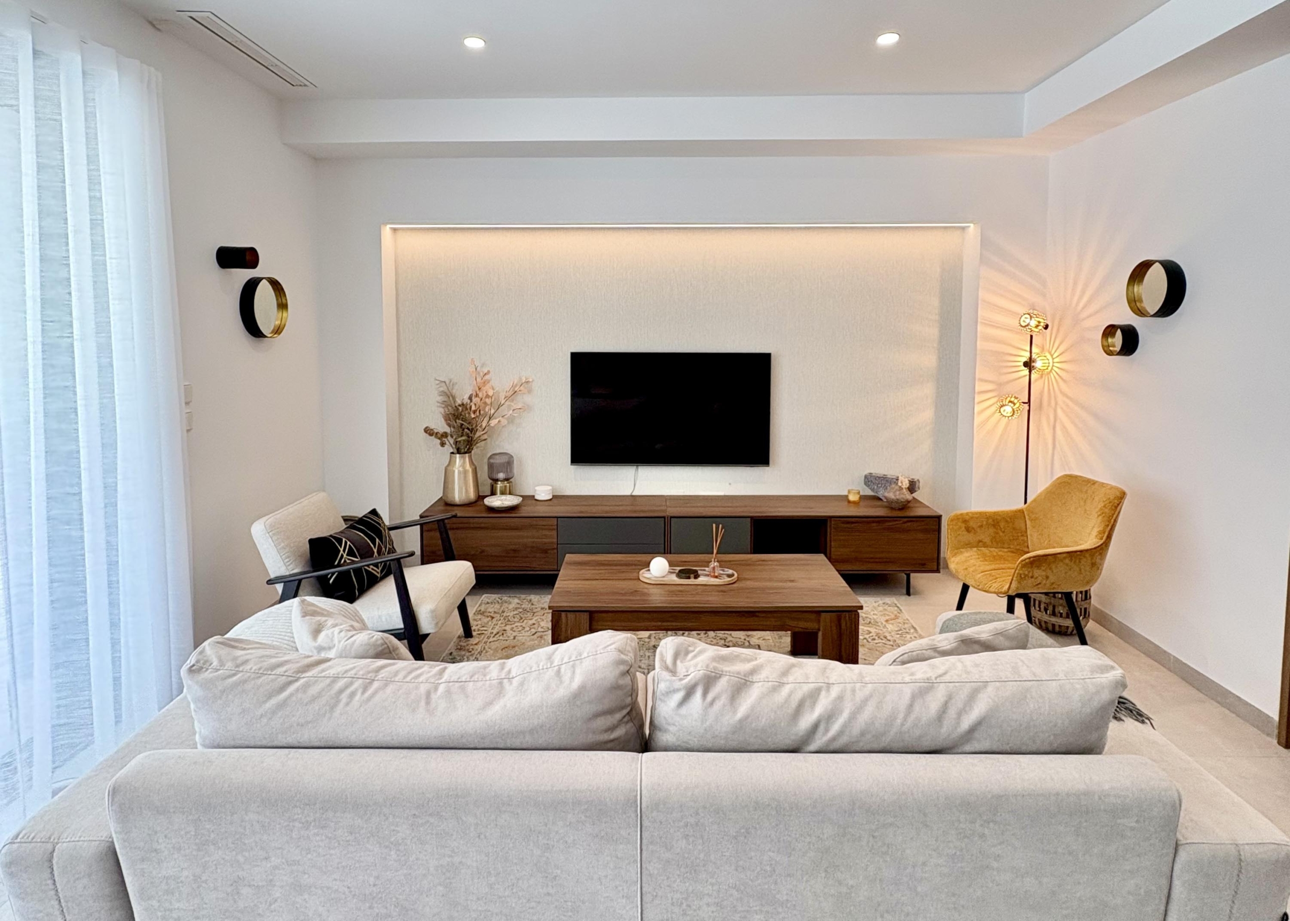 Open-plan living and dining area in Villa Almendro Santa Rosalía