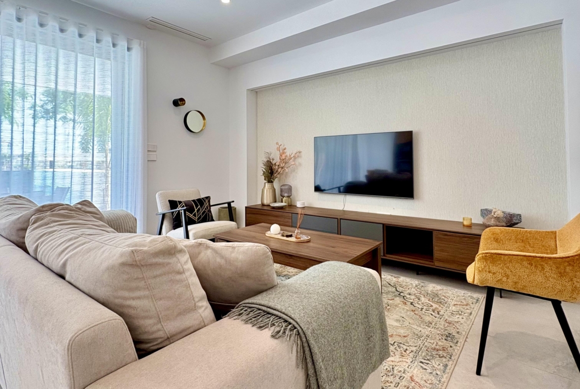 Open-plan living and dining area in Villa Almendro Santa Rosalía
