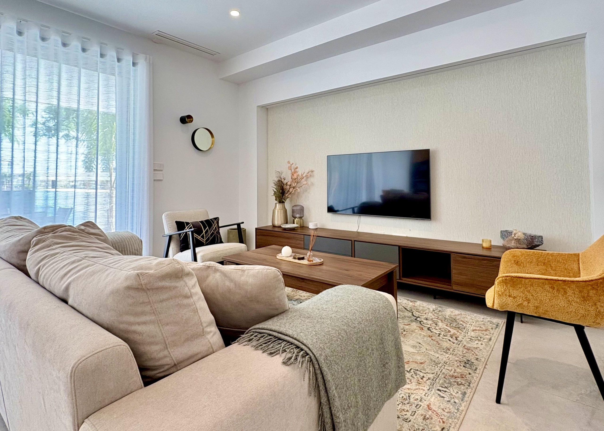 Open-plan living and dining area in Villa Almendro Santa Rosalía