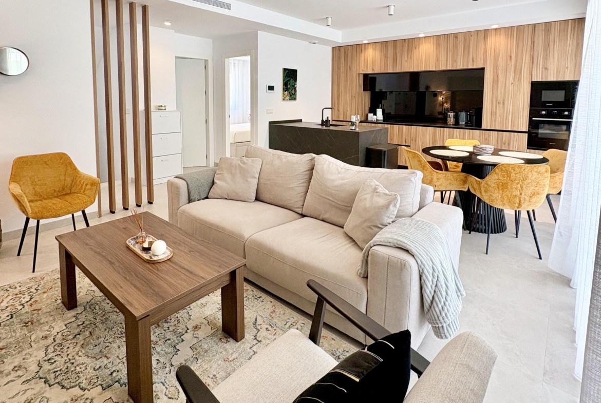 Open-plan living and dining area in Villa Almendro Santa Rosalía