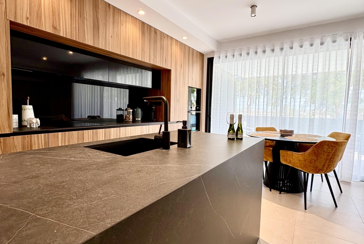 Fully equipped modern kitchen in Villa Almendro Santa Rosalía