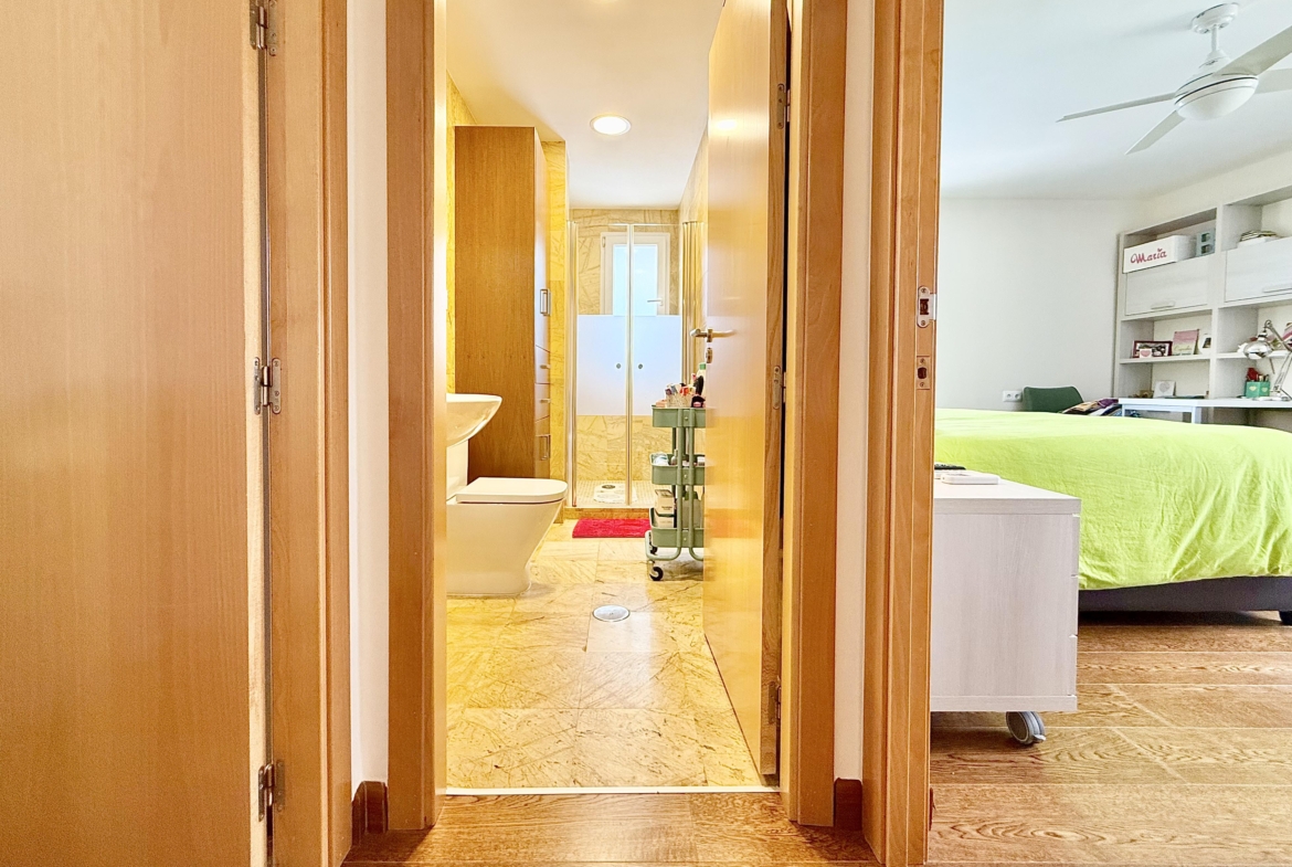 Modern contemporary bathroom in a Levante Properties villa at Mar Menor Golf Resort.