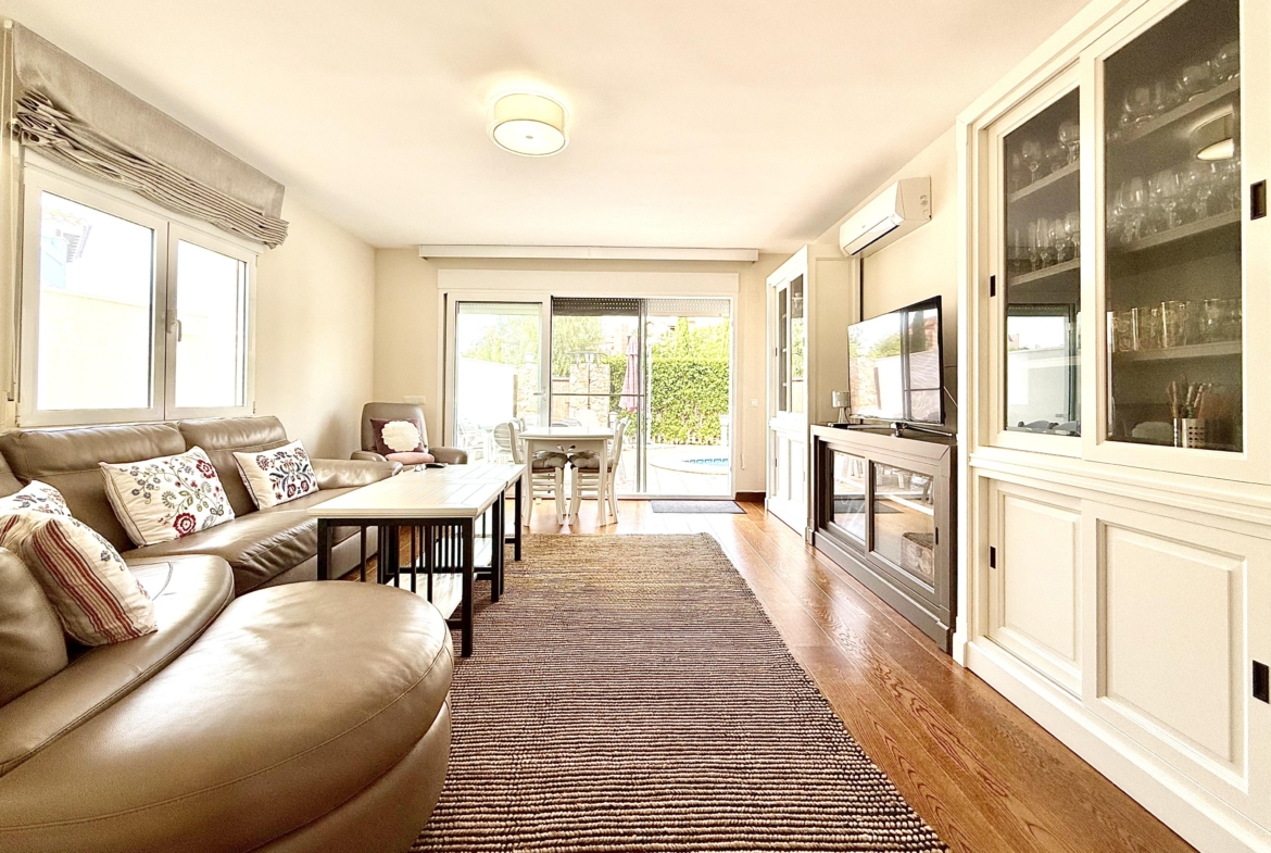 Spacious living and dining area with laminate flooring in a Levante Properties villa at Mar Menor Golf Resort.