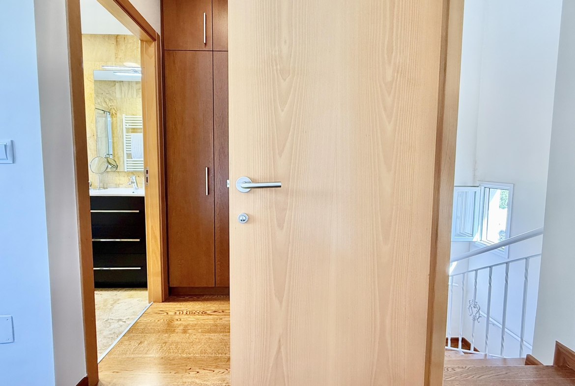 Modern master en-suite bathroom in a Baron villa at Mar Menor Golf Resort, presented by Levante Properties.