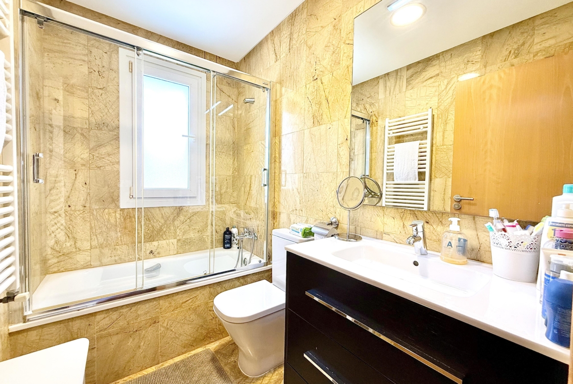 Modern master en-suite bathroom in a Baron villa at Mar Menor Golf Resort, presented by Levante Properties.
