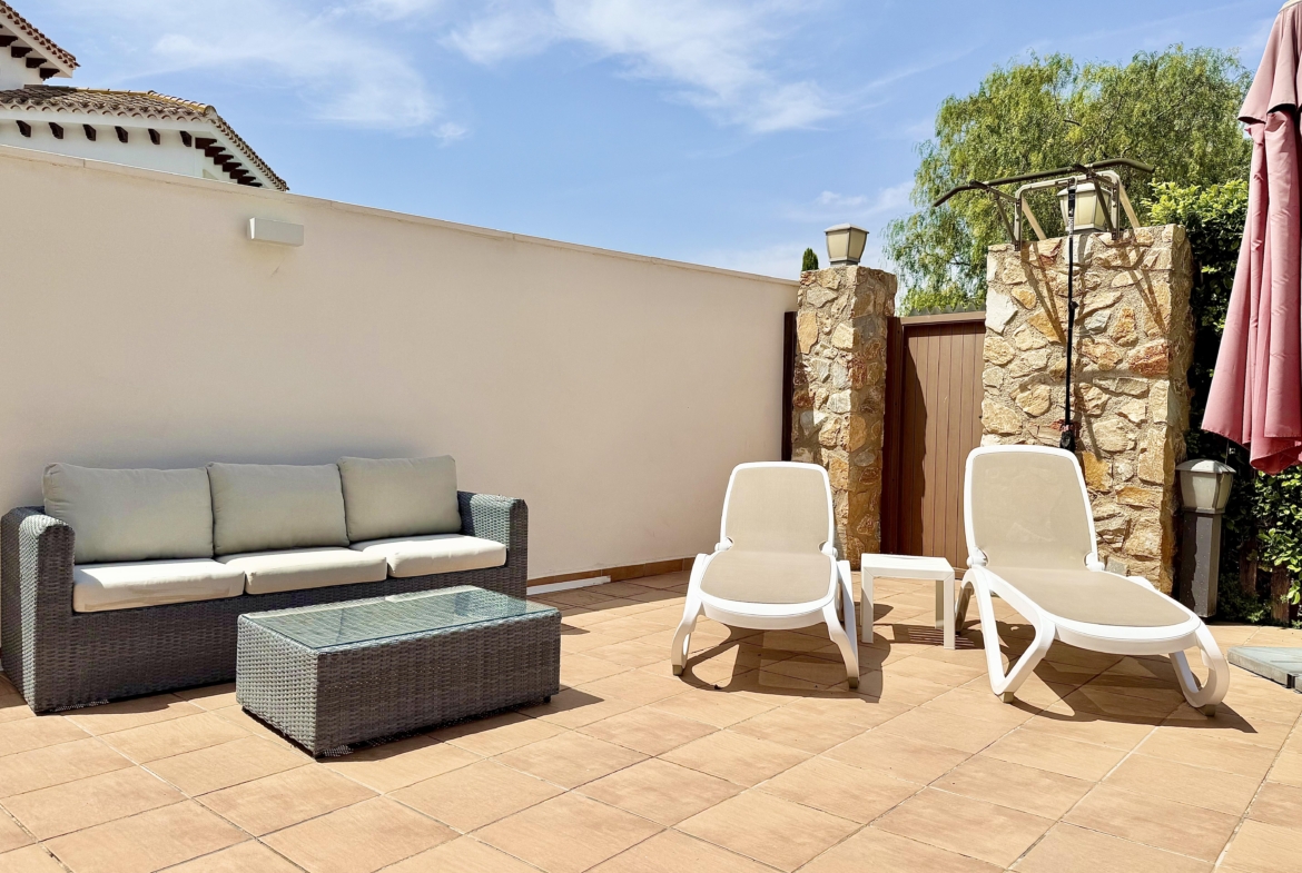 West-facing private swimming pool and garden of the Baron villa in Mar Menor.