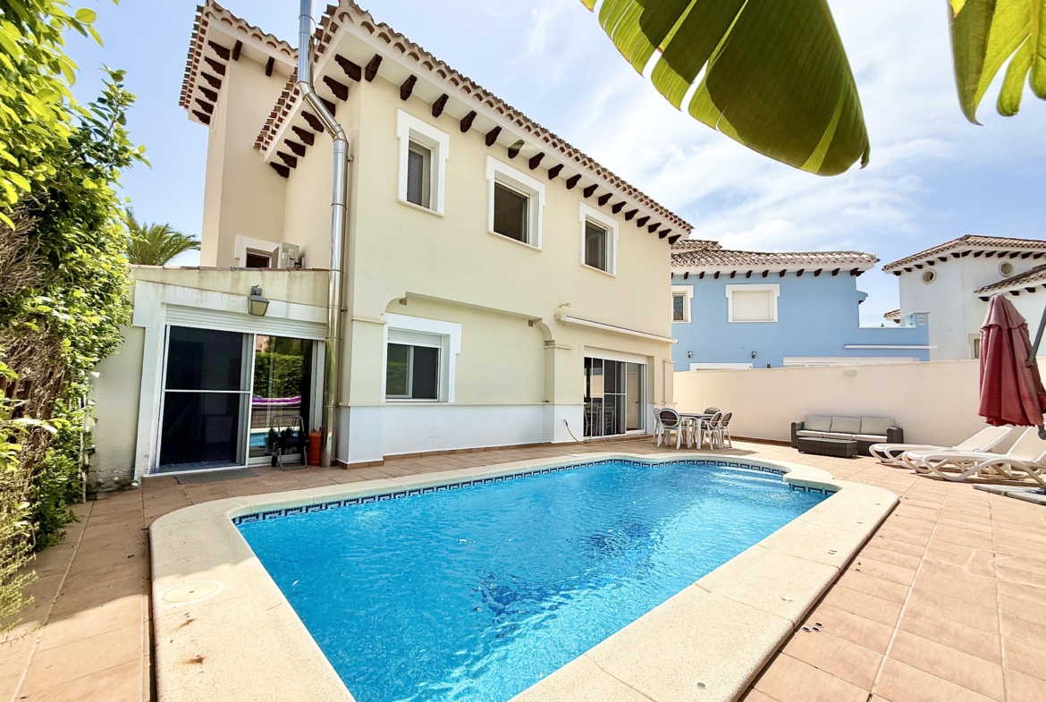 West-facing private swimming pool and garden of the Baron villa in Mar Menor Golf Resort.