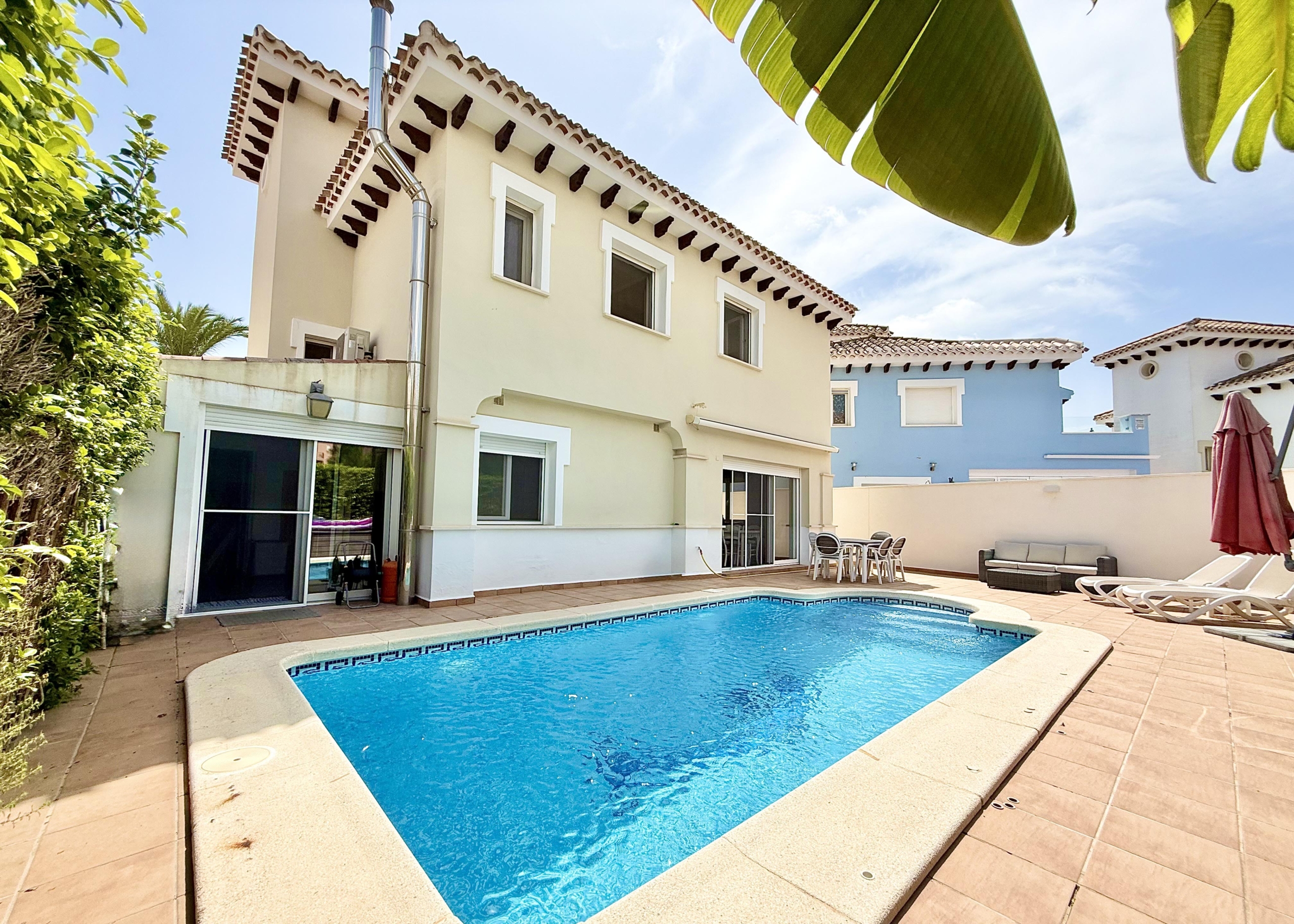 West-facing private swimming pool and garden of the Baron villa in Mar Menor Golf Resort.