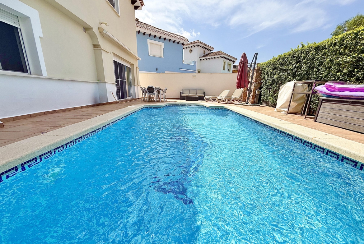 Private west-facing swimming pool and garden of a Baron villa at Mar Menor Golf Resort, listed by Levante Properties.