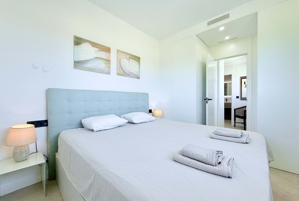 Double bedroom in Mirador apartment with natural light